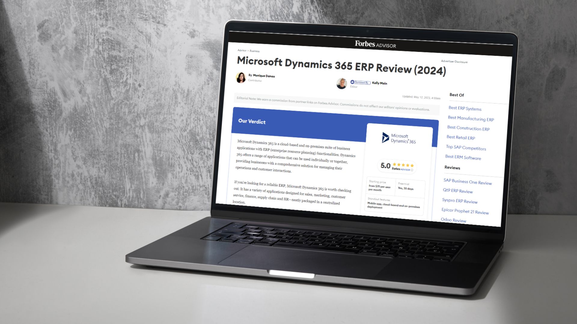 Captura de pantalla destacando las calificaciones excepcionales de Microsoft Dynamics Business Central en el análisis de Forbes.